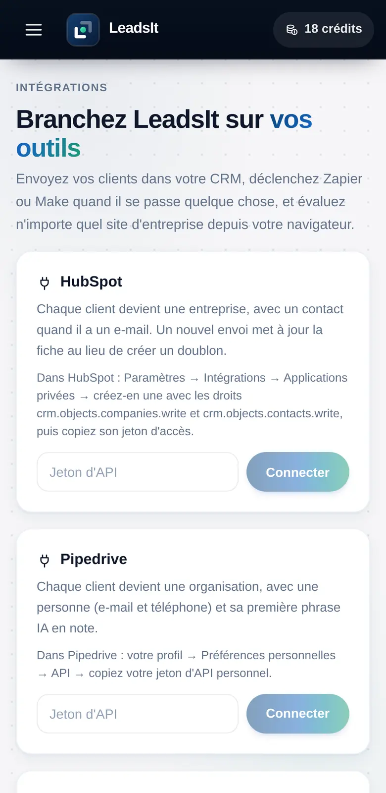 Écran des intégrations : connecter HubSpot ou Pipedrive avec un jeton d’API, ou ajouter un webhook pour Zapier, Make ou n8n.