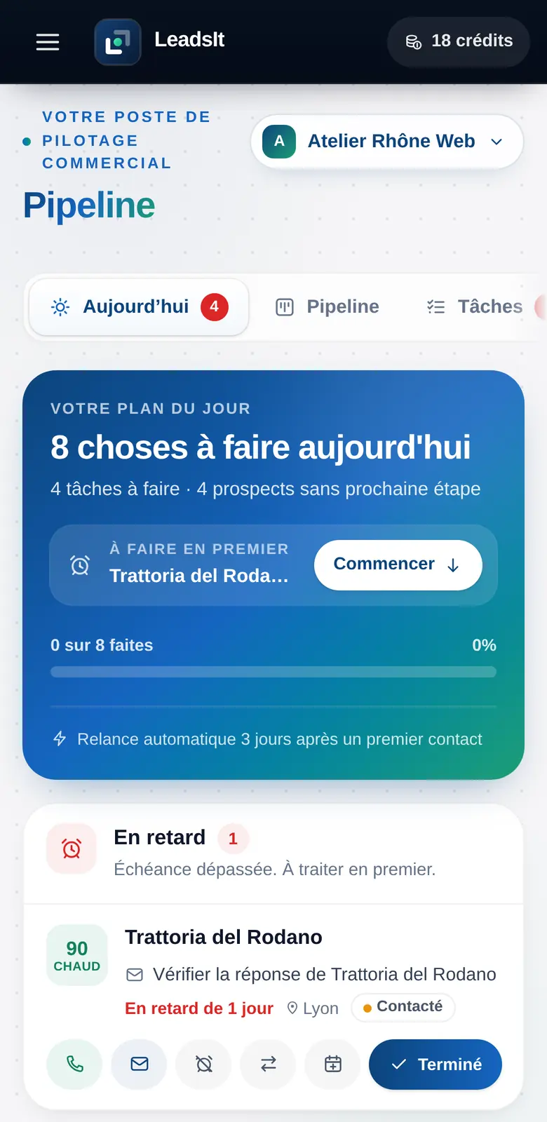 Tableau du pipeline avec les colonnes Nouveau, Contacté, Proposition et Gagné ; chaque carte montre le score, les jours dans l’étape et la prochaine tâche.